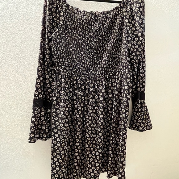 Black and cream long sleeve floral print dress with pockets. - Picture 2 of 4